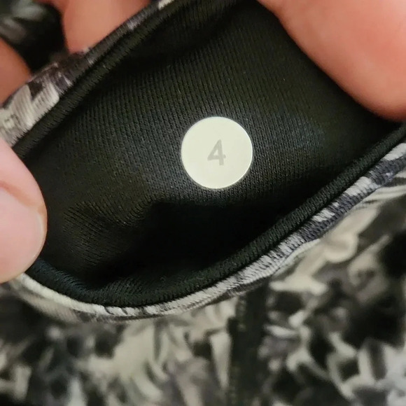 Lululemon Wunder Under Crop Leggings in Flowabunga - Picture 5 of 5